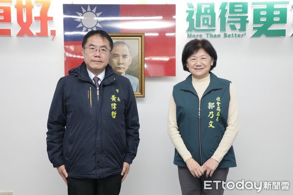 ▲台南市政府於市政會議舉行新任社會局長郭乃文，7區區長就任宣誓，由台南市長黃偉哲擔任監誓人。（圖／記者林東良翻攝，下同）
