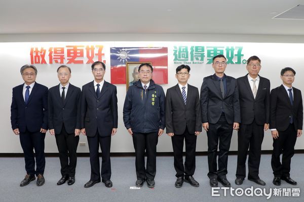 ▲台南市政府於市政會議舉行新任社會局長郭乃文，7區區長就任宣誓，由台南市長黃偉哲擔任監誓人。（圖／記者林東良翻攝，下同）