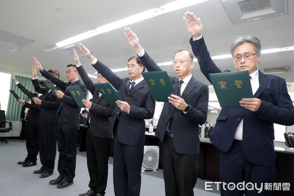 ▲台南市政府於市政會議舉行新任社會局長郭乃文，7區區長就任宣誓，由台南市長黃偉哲擔任監誓人。（圖／記者林東良翻攝，下同）