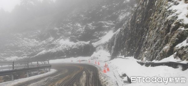 ▲合歡山區有結冰機率，翠峰至大禹嶺路段18時起預警性封閉。（圖／公路局提供，下同）