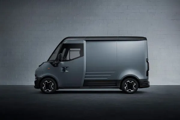 Step-in Van 採用短軸距廂型車設計，前方搭載滑動式車門，後方則設計為捲簾式車門，Flexis 強調這是歐洲市場首款採用此設計的商用車。  
