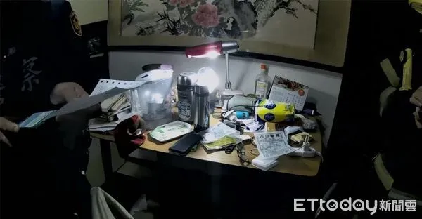 ▲內埔分局內埔派出所警員李智鈞、張鎧巖協助鄧男就醫           。（圖／記者陳崑福翻攝）