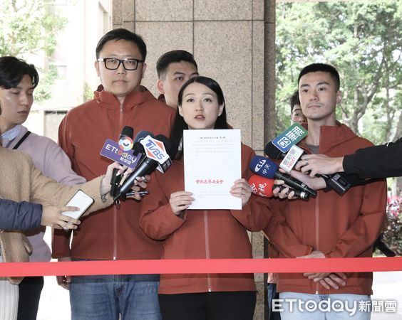 ▲▼罷吳四騎士送交第一階段罷免吳沛憶委員連署書 滿志剛 賴苡任 劉思吟 陳冠安 丁瑀。（圖／記者屠惠剛攝）