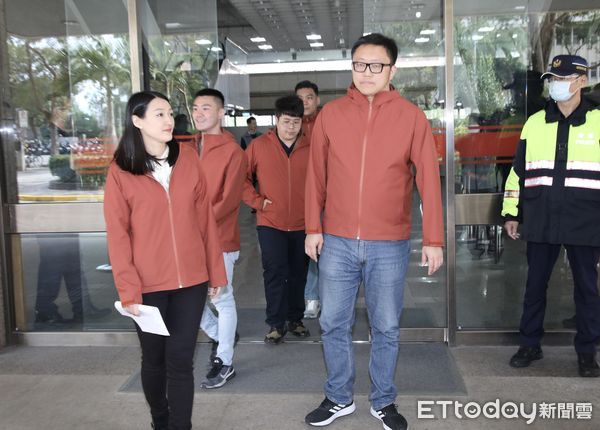 ▲▼罷吳四騎士送交第一階段罷免吳沛憶委員連署書 滿志剛 賴苡任 劉思吟 陳冠安 丁瑀。（圖／記者屠惠剛攝）