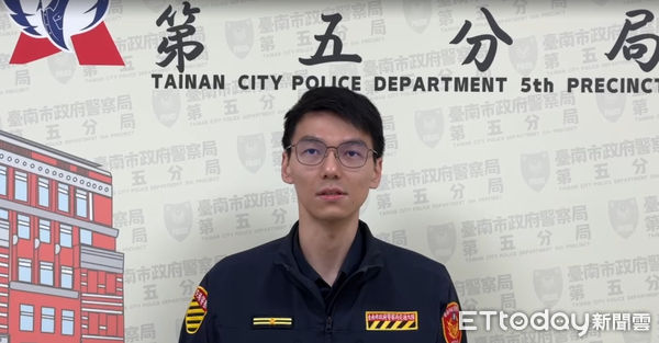 ▲1名50歲女子駕駛自小客車自撞文賢路特力屋附近的自行車停放架，導致自小客車車頭及自行車架毀損，幸好現場無人受傷，該名女駕駛無酒駕情事。（圖／記者林東良翻攝，下同）