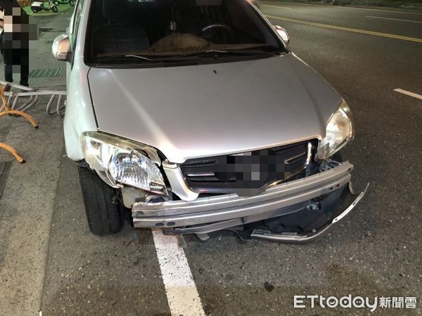 ▲1名50歲女子駕駛自小客車自撞文賢路特力屋附近的自行車停放架，導致自小客車車頭及自行車架毀損，幸好現場無人受傷，該名女駕駛無酒駕情事。（圖／記者林東良翻攝，下同）