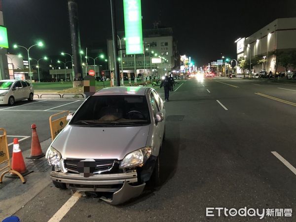 ▲1名50歲女子駕駛自小客車自撞文賢路特力屋附近的自行車停放架，導致自小客車車頭及自行車架毀損，幸好現場無人受傷，該名女駕駛無酒駕情事。（圖／記者林東良翻攝，下同）