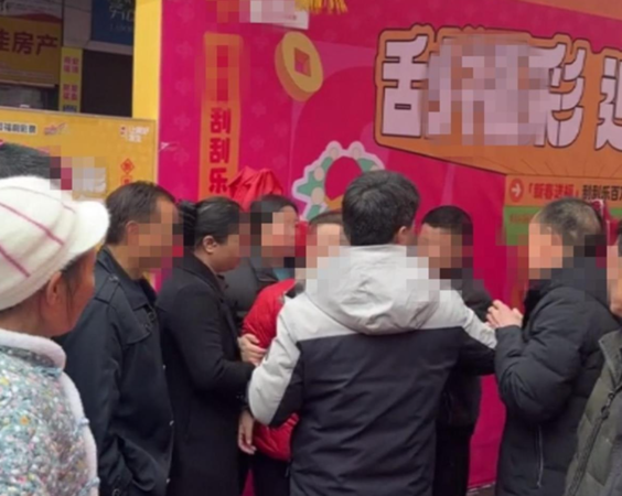 ▲▼兩名女子在彩券行發生爭執。（圖／翻攝自微博／極目新聞）