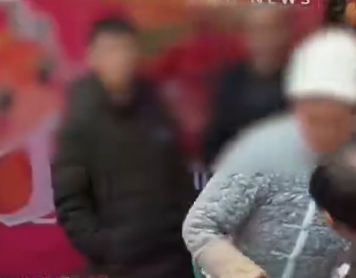 ▲▼女子刮刮樂中百萬，卻與彩券行老闆起爭執。（圖／翻攝自微博／極目新聞）