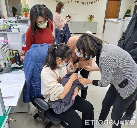 ▲▼台中婦幼隊約詢被害人筆錄，男嬰哭鬧不止，員 警外出買奶粉尿布安撫入睡。（圖／警方提供，下同）