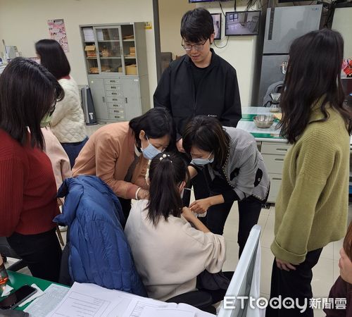 ▲▼台中婦幼隊約詢被害人筆錄，男嬰哭鬧不止，員 警外出買奶粉尿布安撫入睡。（圖／警方提供，下同）