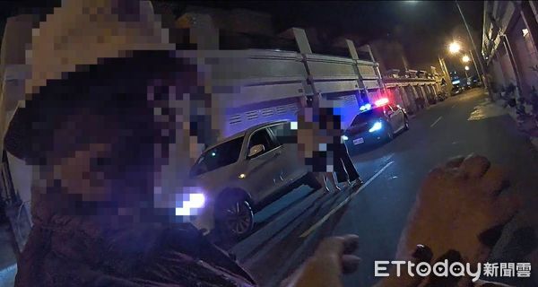 ▲東港警分局東港派出所警員黃馨葦助瘖瘂婦人返家             。（圖／記者陳崑福翻攝）