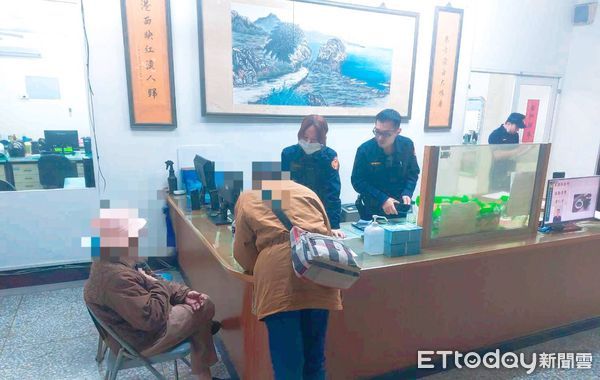 ▲東港警分局東港派出所警員黃馨葦助瘖瘂婦人返家             。（圖／記者陳崑福翻攝）