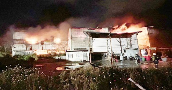 ▲桃園市桃園區成功路三段之垃圾掩宅廠昨晚8時許發生大火，消防局動員上百警消到場灌救。（圖／桃園消防局提供）