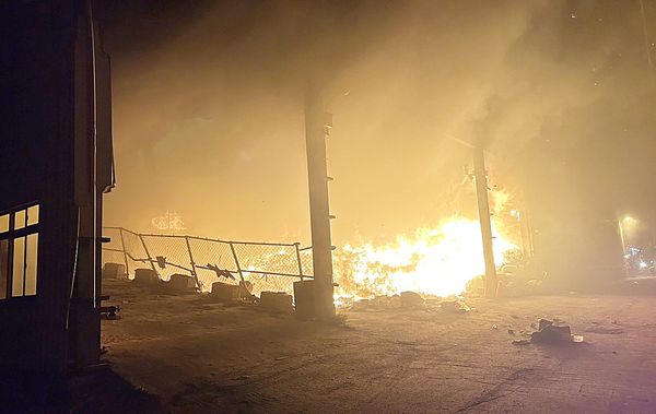 ▲桃園市桃園區成功路三段之垃圾掩埋場昨晚發生大火，現場火勢沖天。（圖／桃園消防局提供）