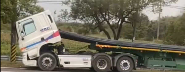 ▲台南市柳營北區區台1線路段，停靠1部載滿鋼筋的曳引車，車頭後方被鋼筋刺上整個掀翻頂起，幸好未刺穿曳引車車頭後方車體。（圖／翻攝自社會事新聞影音）