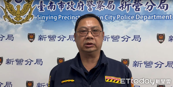 ▲新營分局交通分隊小隊長陳勝鴻指出，曳引車行經柳營區台1線路段時，因車上承載的鋼筋未固定好，曳引車煞車時致鋼筋脫落撞擊車頭，所幸未有人受傷。（圖／記者林東良翻攝，下同）