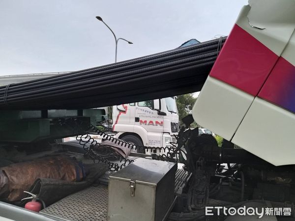 ▲新營分局交通分隊小隊長陳勝鴻指出，曳引車行經柳營區台1線路段時，因車上承載的鋼筋未固定好，曳引車煞車時致鋼筋脫落撞擊車頭，所幸未有人受傷。（圖／記者林東良翻攝，下同）