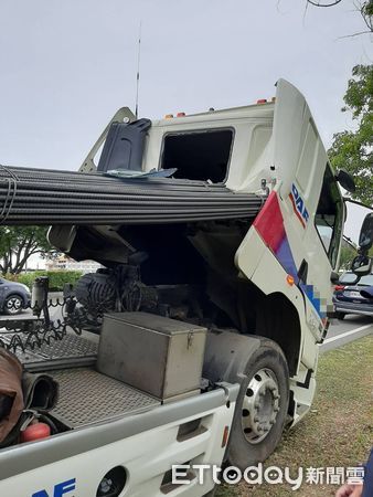 ▲新營分局交通分隊小隊長陳勝鴻指出，曳引車行經柳營區台1線路段時，因車上承載的鋼筋未固定好，曳引車煞車時致鋼筋脫落撞擊車頭，所幸未有人受傷。（圖／記者林東良翻攝，下同）