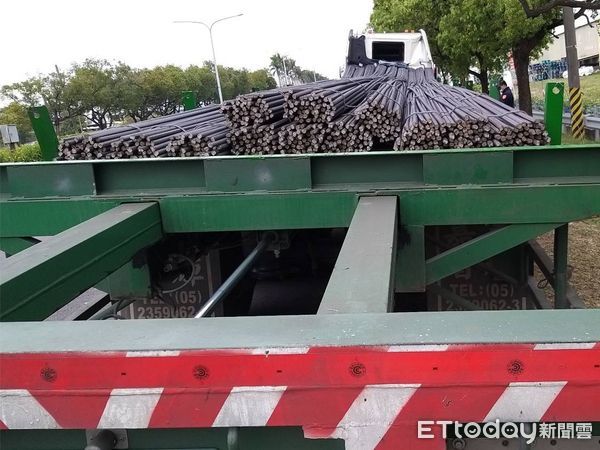 ▲新營分局交通分隊小隊長陳勝鴻指出，曳引車行經柳營區台1線路段時，因車上承載的鋼筋未固定好，曳引車煞車時致鋼筋脫落撞擊車頭，所幸未有人受傷。（圖／記者林東良翻攝，下同）