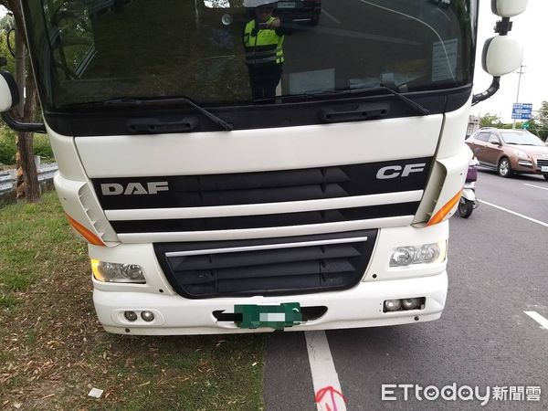 ▲新營分局交通分隊小隊長陳勝鴻指出，曳引車行經柳營區台1線路段時，因車上承載的鋼筋未固定好，曳引車煞車時致鋼筋脫落撞擊車頭，所幸未有人受傷。（圖／記者林東良翻攝，下同）