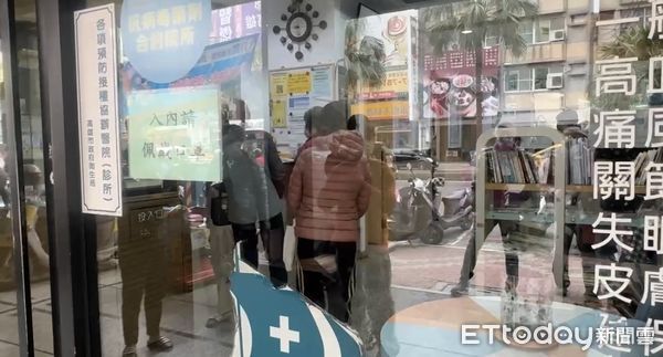 ▲▼高雄流感疫苗快見底！診所進貨40劑「瞬間塞爆」　民眾瘋搶打。（圖／記者吳世龍攝）