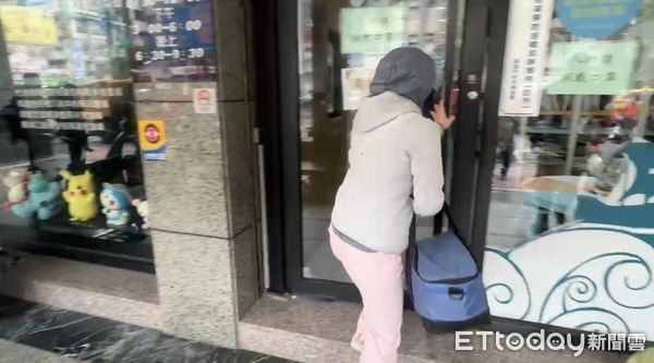 ▲▼高雄流感疫苗快見底！診所進貨40劑「瞬間塞爆」　民眾瘋搶打。（圖／記者吳世龍攝）