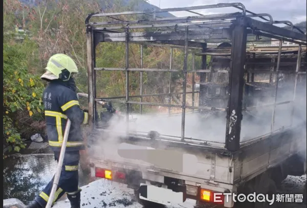 ▲枋山鄉麻里巴橋下的自小貨車不明原因起火             。（圖／記者陳崑福翻攝）