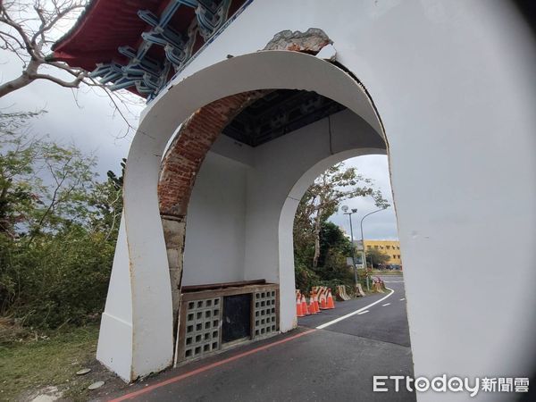 ▲恆春墾丁森林遊樂區牌樓遭車輛撞壞            。（圖／記者陳崑福翻攝）