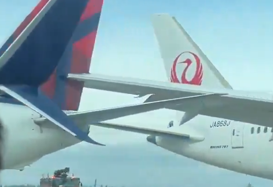 ▲▼日航擦撞達美客機　右翼「插進機尾」畫面曝。（圖／翻攝自X）
