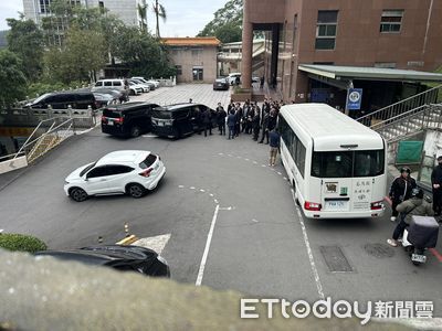 竹聯幫前幫主黃少岑遺體移靈至慈恩園　「扣頭」劉振南繼任幫主