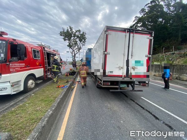 ▲▼     八里小貨車追撞水泥車        。（圖／記者陸運陞翻攝）