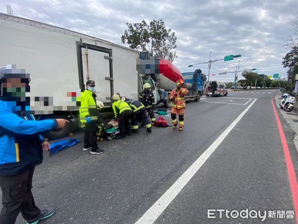 ▲▼     八里小貨車追撞水泥車        。（圖／記者陸運陞翻攝）