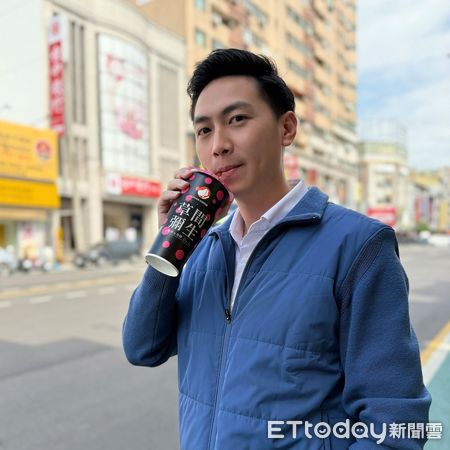 ▲▼    廖偉翔ＰＯ出自己喝路易莎照片         。（圖／立委廖偉翔提供）