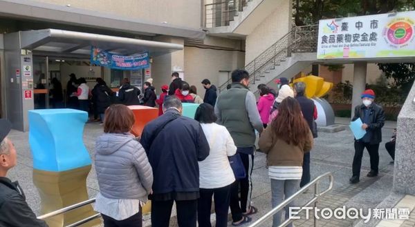 ▲中區衛生所大排長龍。（圖／記者游瓊華翻攝）