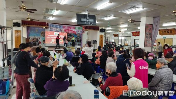 ▲台南市南區文南里5日於文南里活動中心，辦理春節元宵防火防災防詐騙敬老宣導，台南市消防局第七大隊德興分隊應邀到場進行防火防災暨CPR宣導。（圖／記者林東良翻攝，下同）
