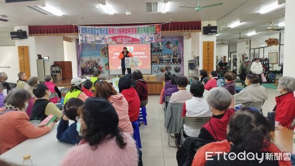 ▲台南市南區文南里5日於文南里活動中心，辦理春節元宵防火防災防詐騙敬老宣導，台南市消防局第七大隊德興分隊應邀到場進行防火防災暨CPR宣導。（圖／記者林東良翻攝，下同）