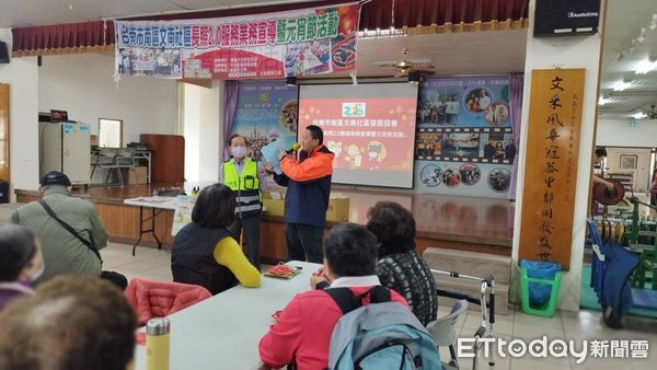 ▲台南市南區文南里5日於文南里活動中心，辦理春節元宵防火防災防詐騙敬老宣導，台南市消防局第七大隊德興分隊應邀到場進行防火防災暨CPR宣導。（圖／記者林東良翻攝，下同）