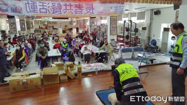 ▲台南市南區文南里5日於文南里活動中心，辦理春節元宵防火防災防詐騙敬老宣導，台南市消防局第七大隊德興分隊應邀到場進行防火防災暨CPR宣導。（圖／記者林東良翻攝，下同）