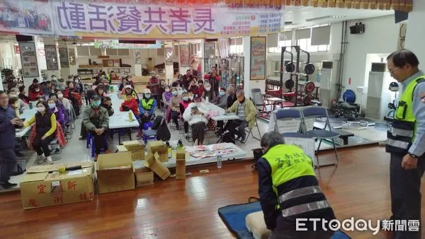 ▲台南市南區文南里5日於文南里活動中心，辦理春節元宵防火防災防詐騙敬老宣導，台南市消防局第七大隊德興分隊應邀到場進行防火防災暨CPR宣導。（圖／記者林東良翻攝，下同）