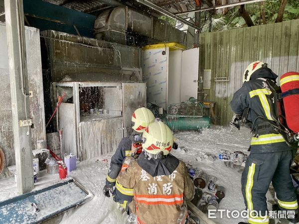 ▲ 基隆汽修廠烤漆室起火。（圖／記者郭世賢翻攝）