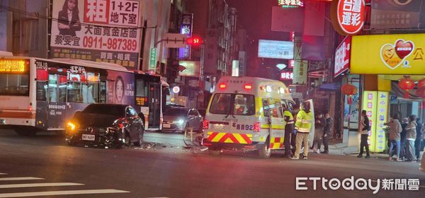 ▲▼台中昨晚發生汽機車對撞事故，機車零件四散，騎士右腳骨折。（圖／記者游瓊華攝）