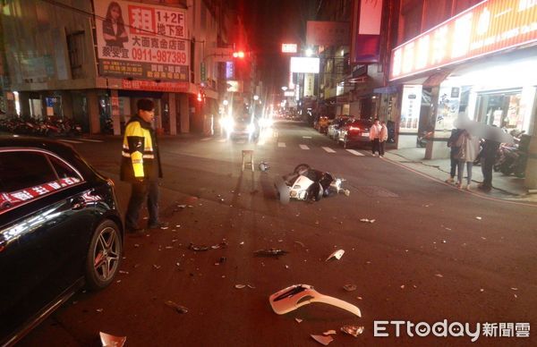▲▼台中昨晚發生汽機車對撞事故，機車零件四散，騎士右腳骨折。（圖／記者游瓊華攝）
