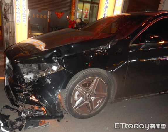 ▲▼台中昨晚發生汽機車對撞事故，機車零件四散，騎士右腳骨折。（圖／記者游瓊華攝）