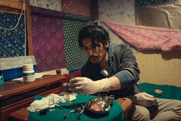 ▲《The Outlaw Doctor 化外之醫》即將在3月開播。（圖／公視、中華電信和瀚草文創）