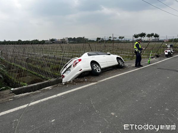 ▲▼疑車速過快！高雄轎車摔進排水溝　駕駛意識不清送醫。（圖／記者吳世龍翻攝）