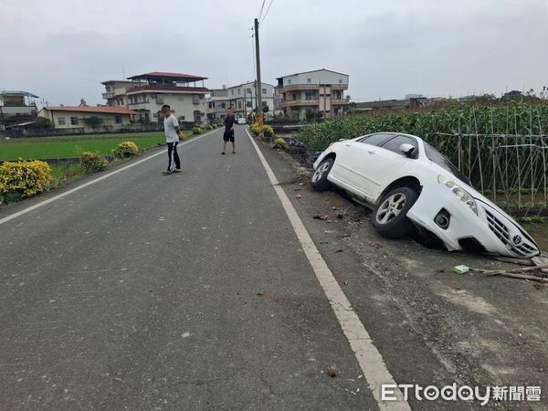 ▲▼疑車速過快！高雄轎車摔進排水溝　駕駛意識不清送醫。（圖／記者吳世龍翻攝）