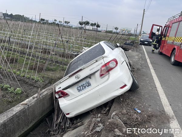 ▲▼疑車速過快！高雄轎車摔進排水溝　駕駛意識不清送醫。（圖／記者吳世龍翻攝）