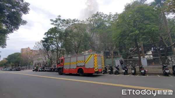 ▲▼    台北市士林區陽明高中校內大樓實驗室內起火，火勢從四樓往上延燒到頂樓，消防人員到場佈線搶救。（圖／記者黃彥傑攝）