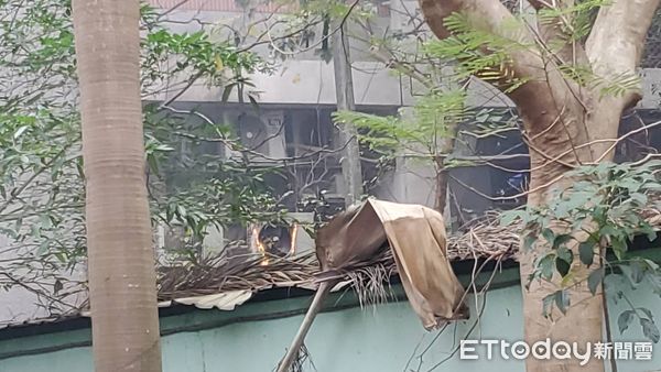 ▲▼    台北市士林區陽明高中校內大樓實驗室內起火，火勢從四樓往上延燒到頂樓，消防人員到場佈線搶救。（圖／記者黃彥傑攝）